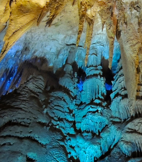  	Lenyűgöző barlangrendszer  	A Prométheusz Barlangot a hozzáértők Európa egyik legszebb barlangja között tartják számon. Ez azonban egyáltalán nem véletlen, hiszen ámulatba ejtő a cseppkövek gazdagsága, gigászi méretei és változatos formái, a tíz kilométer hosszan kanyargó, a föld alatt mélyen elnyúló folyosórendszer, a hatalmas terek és a barlang fenekén csordogáló kicsinyke patakok.
