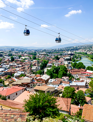 Tbiliszi látképe, a hegycsúcsra érdemes a város felett átívelő lanovkával eljutni