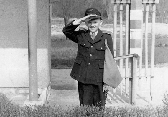 	Kis vasutas 1960-ban a sorompó őrhelyen.