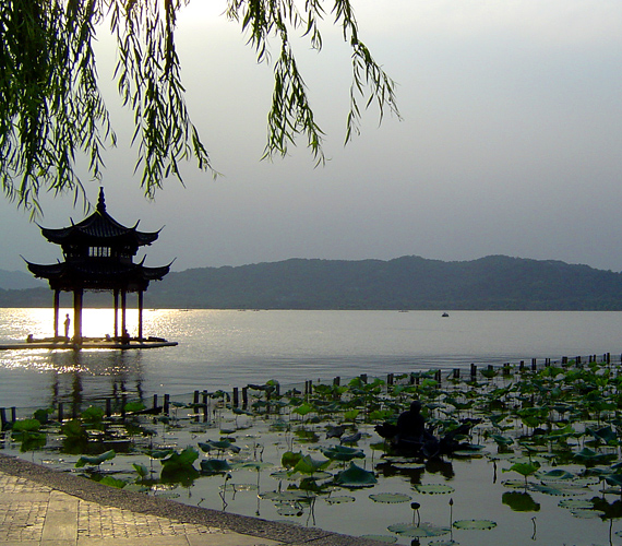 	A kínai Hangzhou városától nyugatra található West Lake kultúrtáj egy tavat, hegyeket és más turistacélpontokat is magában foglal.