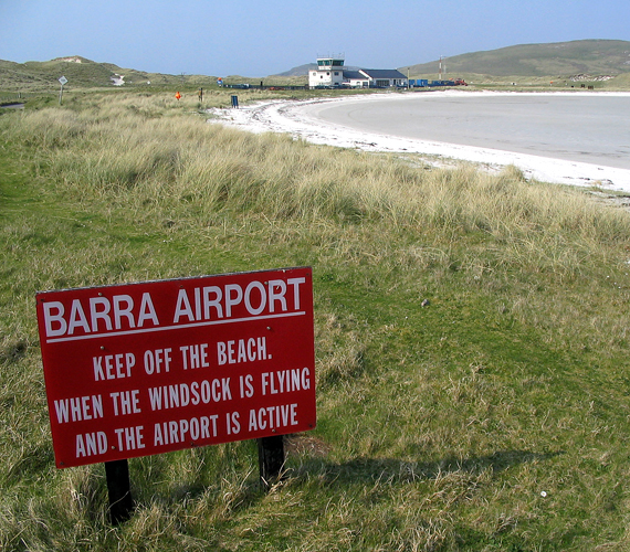 	A skóciai Barra International Airport a világ egyetlen olyan reptere, ahol a gép a parton landol. Utóbbit az apály és dagály váltakozása is nehezíti.