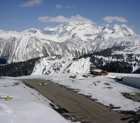	A francia Alpokban található Courchevel reptéren nemcsak az időjárási viszonyok, de a hatalmas hegyek is veszélyessé teszik a leszállást.