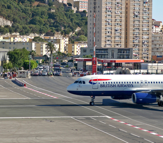 	A Gibraltar Airporton a leszállást egy hatalmas hegy, nem utolsósorban pedig az is nehezíti, hogy a pályát egy főút is átvágja.
