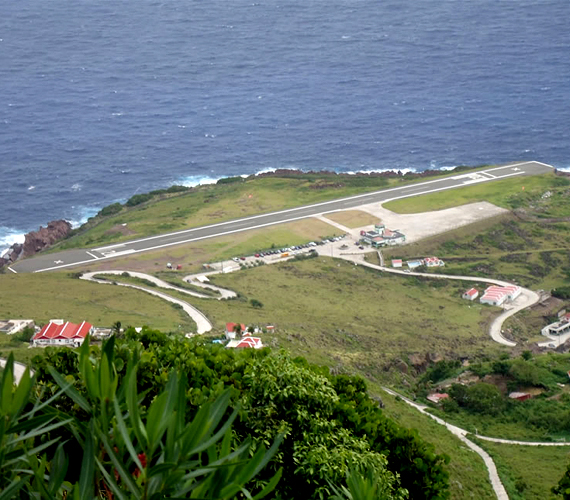 	A Saba szigetén található Juancho E. Yrausquin Airport a világ egyik legrövidebb leszállópályáját tudhatja magáénak.