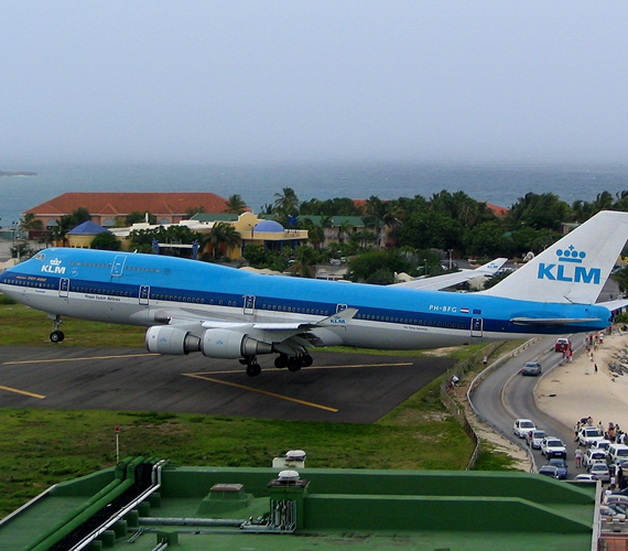 
                        	A karibi Saint Maarten-szigeten található Princess Juliana Airport leszállópályáján a pilótának óvatosan, szinte a turisták feje fölött kell elsüvítenie.
                        	
                        	 