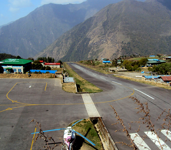 	A nepáli Lukla Airport pályáján való leszállást a hatalmas szakadékok és hegyek teszik igen veszélyes műveletté.
