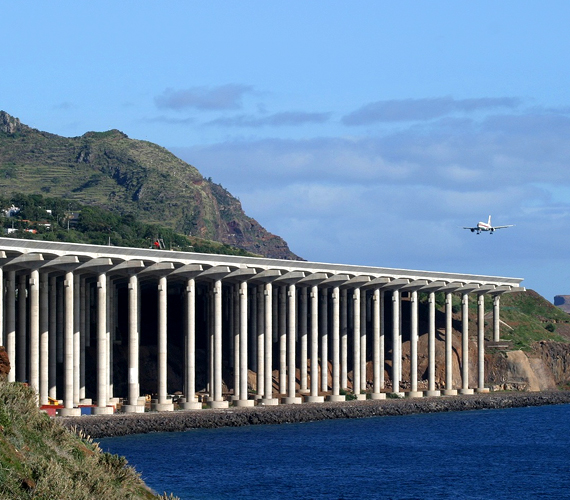 	A pilléreken álló Madeira Airport nem csupán keskeny és rövid, de hatalmas szakadék szegélyezi.