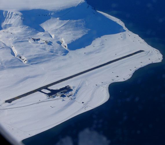 	Svalbard a világ legészakibb repterét tudhatja magáénak, melyen a hó és a jég nagyban nehezíti a leszállást.