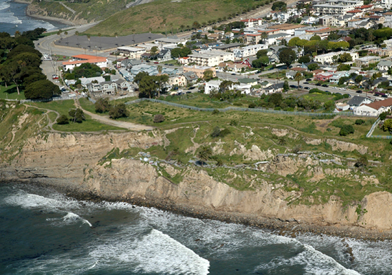 	Számos part menti települést fenyeget a földcsuszamlás kockázata. San Pedrót például gyakran nevezik Kalifornia Atlantiszának, mivel a terület egy jelentős része a hullámok munkájának és a partfal alapjának meggyengülése miatt már a tengerbe omlott.