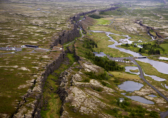 	Az amerikai és az európai kőzetlemez távolodásának eredménye a Þingvellir Nemzeti Park területén is tisztán látszik, a turisták akár sétálhatnak is egy törés alkotta völgyben. Még több képért kattints ide!