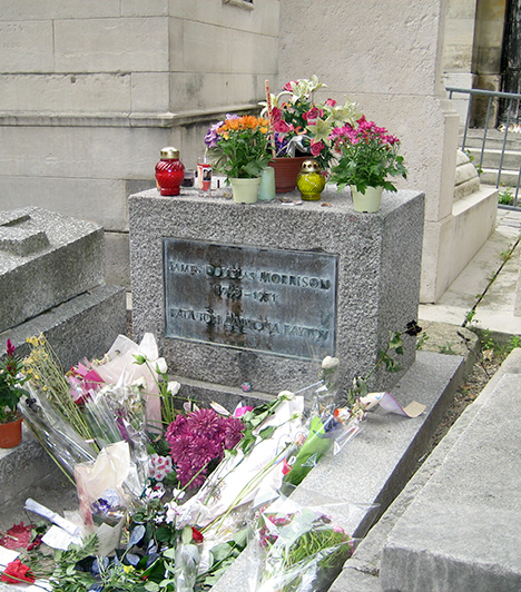 	Jim Morrison sírja  	A The Doors legendás, 1971-ben, 27 évesen elhunyt énekesének és dalszövegírójának sírja a párizsi Pere Lachaise temetőben található, és olyannyira népszerű a rajongók körében, hogy komoly gondokat okoz a sírkert vezetőinek. Gyakran kellett graffitiket letisztítani róla, emellett voltak, akik a környező sírokat is megrongálták, például nyilakat festettek rájuk Jim felirattal. Ma kordon védi a sírt.