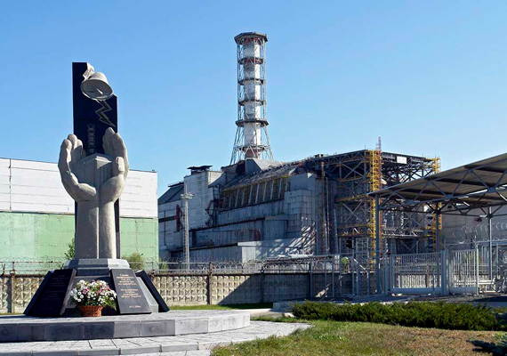 
                        	Minden idők egyik legsúlyosabb katasztrófája volt a csernobili négyes reaktor robbanása. Habár első ránézésre ma már semmi különös nincs az építményen, alaposabban megfigyelve látni lehet a betonteátrumot, mellyel lefedték a hibás reaktort.