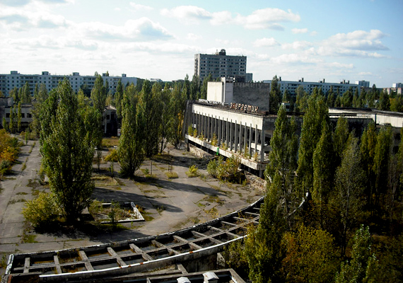
                        	Pripjaty a csernobili erőműtől mindössze 16 kilométerre található, itt éltek a munkások és családjaik, vagyis közel 50 ezer ember. 1986 óta azonban a várost már csak a múlt szellemei lakják, élő ember nem. Egyedül a katasztrófaturisták merészkednek ide, vezetett túrák keretében.