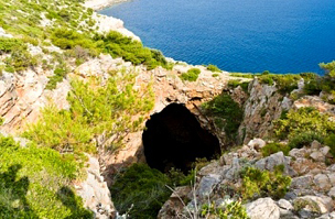 Barlang a szigeten
