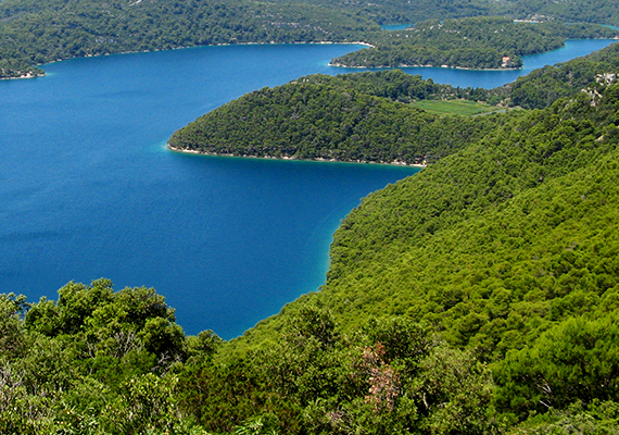 	A csaknem száz négyzetkilométeres területtel bíró Mljet Horvátország legdélebbi nagyobb szigete.