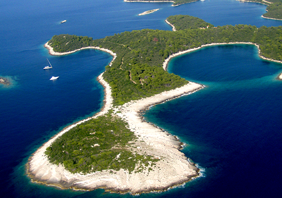 	A sziget állandó lakossága alig több mint ezer fő.