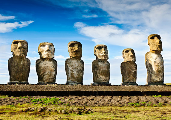 
                        	A vulkanikus eredetű Húsvét-sziget a Csendes-óceán délkeleti részén található, míg azonban néprajzilag Polinéziához köthető - i. sz. 300 körül ide érkező őslakosait polinéz eredetűnek tartják -, jogilag 1888 óta Chiléhez tartozik. A világ köldökének, illetve Rapa Nuinak is nevezett szigetnek ma jelentős része számít régészeti területnek, köszönhetően többek között a moaiknak, melyekből csaknem kilencszázat találtak itt meg.