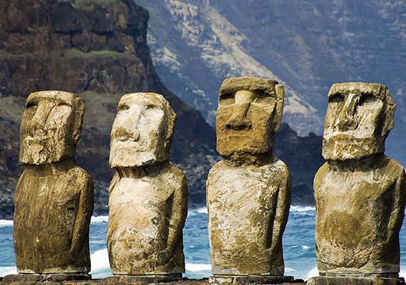 
                        	Az átlagosan négy méter magas, félelmetesnek is nevezhető kőszobrokat vulkáni tufából faragták ki a helyi kőfejtőben - ennek nyomai számos félkész, félbehagyott szoborral együtt máig láthatók -, majd jellemzően a sziget partjai mentén állították fel. Az első szobor csaknem ezer éves, a 12. században állították fel, míg a legutolsót vélhetően 1650-ben. Arról, hogy mi célt szolgáltak, máig megoszlanak a vélemények: vannak, akik szerint az egykor itt élők ősei és istenei előtt tisztelegnek, mások varázserőt tulajdonítanak nekik - ez lehetett az oka, hogy a belviszályok során jelentős részüket maguk az őslakók döntötték le -, vagy épp síremléknek tartják.