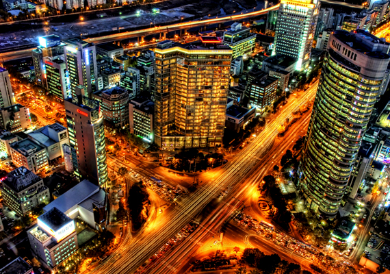 
                        	A klipben PSY a felkapott és befolyásos negyedet, a Gangnem övezetet figurázza ki, mely Szöul 25 kerületének egyike. Több mint félmillióan élnek itt.