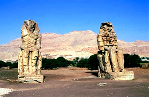 Memnon kolosszusai őrzik a völgyet