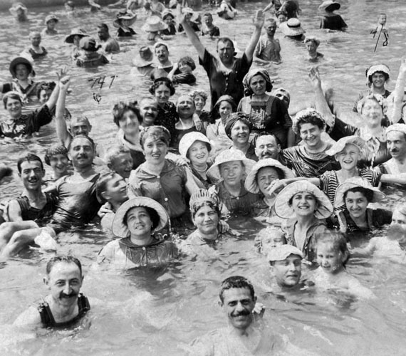 	Hurrá, nyaralunk! Ezen az 1903-as képen jól látható, mennyire örült a kisebb tömeg a vízben való megmártózásnak.
