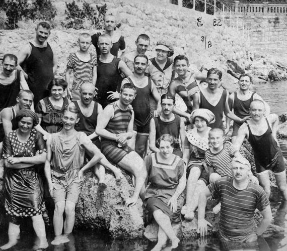 	Újabb csoportkép, szintén az 1910-es évből. Ki a vízben, ki a sziklákon, szomorú arcot nem igazán látni a fotón.