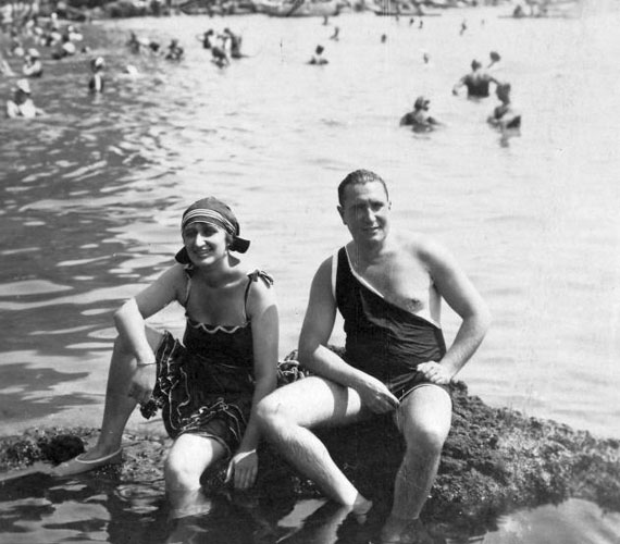 	Bűbájos és kedves kép 1935-ből, az Adriai-tenger partjáról.