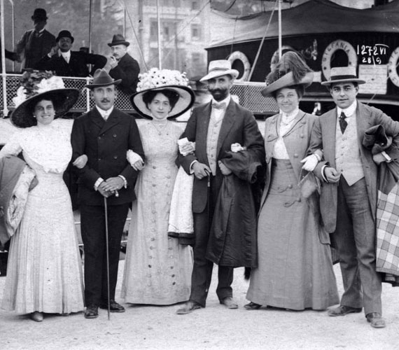 	Ez az 1913-as kép feltehetőleg még érkezéskor készült, így képet ad arról is, miként öltözködtek akkoriban.