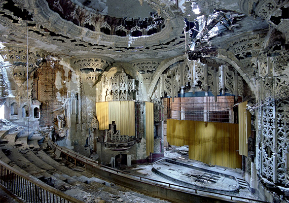 	A United Artists Theater korábban pezsgett az élettől, a neves kulturális központ azonban mára teljesen lepusztult.