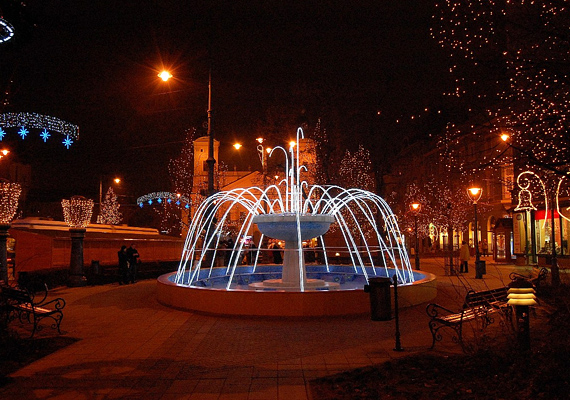 	Debrecen főterét sok-sok apró, de annál szebb égő vonja ünnepi fénybe.