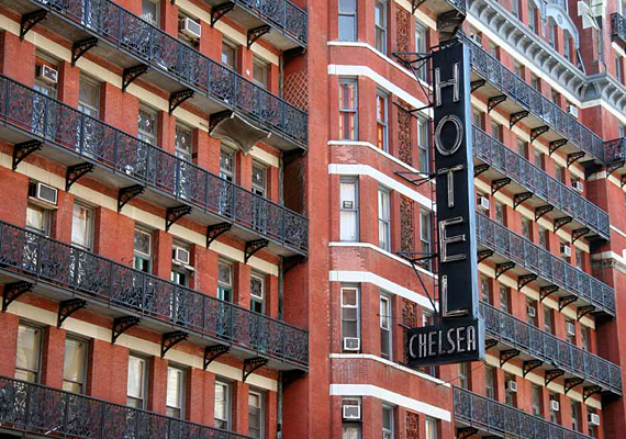 	Az angol punk-rock legenda, Sid Vicious a New York-i Hotel Chelsea-ben halt meg drogtúladagolásban.