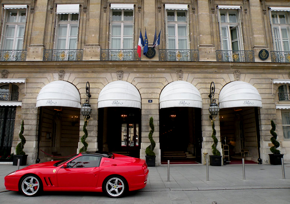 	Coco Chanel 1971-ben, 87 évesen hunyt el a párizsi Ritz Hotelben.	 