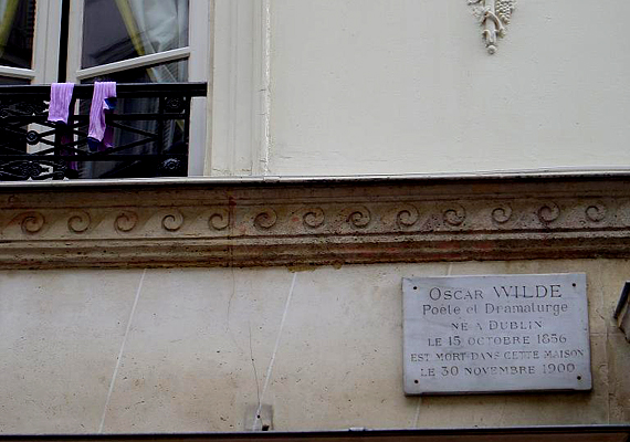 
                        	Oscar Wilde hosszú betegség után 1900-ban, a párizsi Hôtel d'Alsace-beli szobájában halt meg.