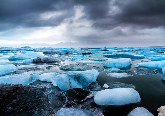 	Páratlan látványt nyújt a Jökulsárlón gleccserlagúna is, a tó vizében azok a jéghegyek úsznak, melyek a Vatnajökull jégmezőből szakadnak le.