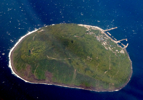 	Toshima szigete a magasból. A szigetcsoport szinte minden tagjának megvannak a maga jellegzetességei: Mikurajima delfinjeiről híres, Niijima és Kozujima fehér homokos partjairól és strandjairól, míg Hachijojima arról, hogy korábban a büntetés-végrehajtás területeként működött.