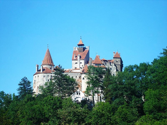 
                        	Már nemcsak az olyan idegenforgalmi nevezetességek, mint a legenda szerint Drakula egyik otthonaként is emlegetett Törcsvári-kastély, hanem Károly herceg házai is egyre több turistát vonzanak.