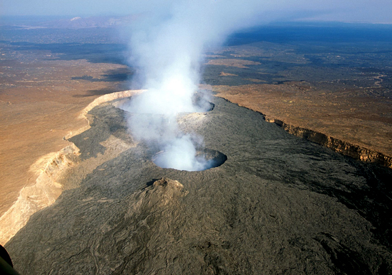 	A hasadékvölgyet a lemeztektonikai mozgások miatt aktív vulkanikus tevékenység jellemzi. A képen a híres Erta Ale látható.