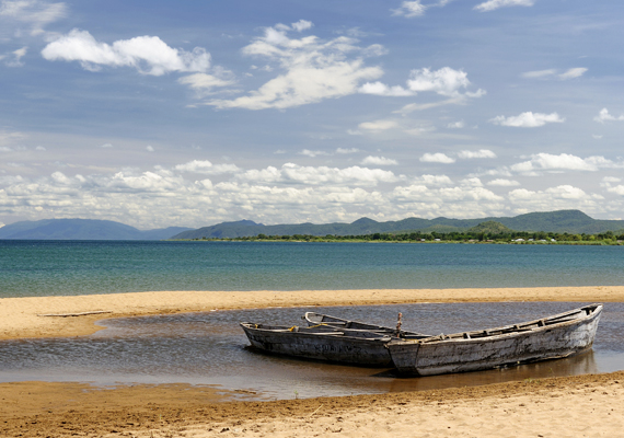 	Az árokrendszer területén található a Tanganyika-tó is, mely Afrika legnagyobb hasadéktava, egyúttal a Bajkál-tó után a világ második legnagyobb vízmennyiségű tava.