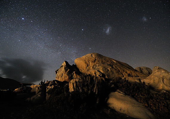 	Az Atacama-sivatagban számtalan csillagászati megfigyelést végeznek, mert alacsony páratartalmú levegője ehhez remek lehetőséget biztosít.