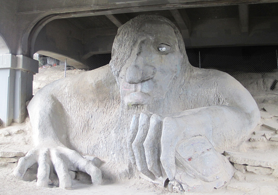 	A washingtoni Fremont Troll olyan, mintha egy nagy homokember bukkant volna fel a föld alól.