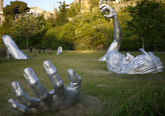 	A háborúkra emlékező maryland-i Ébredés szobor óriási kezeivel és lábaival már-már egészen ijesztően hat.