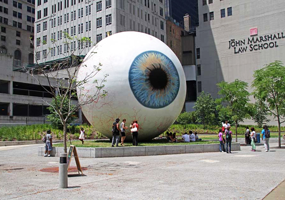 	A Tony Tasset szeméről mintázott óriási, sokkoló szemgolyószobor a chicagói lakosok kedélyét borzolja.