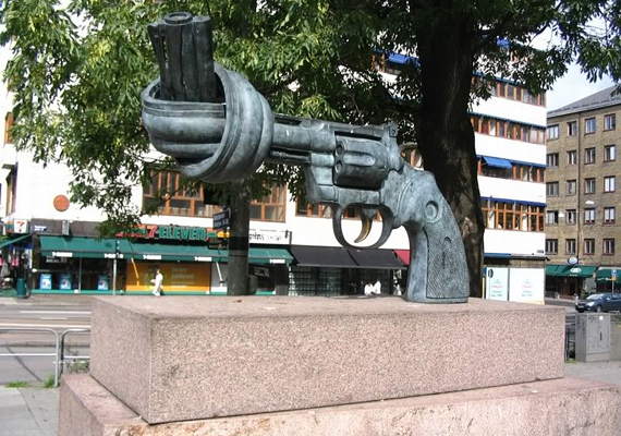 	A megcsavart csövű, lövésképtelen pisztoly a béke szimbóluma, melyet az ENSZ fegyverének neveznek. Több városban is fellelhető ez a szobor.