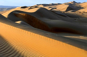 Ubar a Rab-el-Háli sivatag dűnéin fekszik