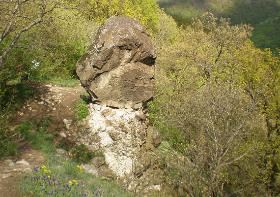 	A Pilis-hegységben fekvő Ferenczi-szikláról úgy tartják, hogy itt található a Földet behálózó energiavonalak találkozási pontja.