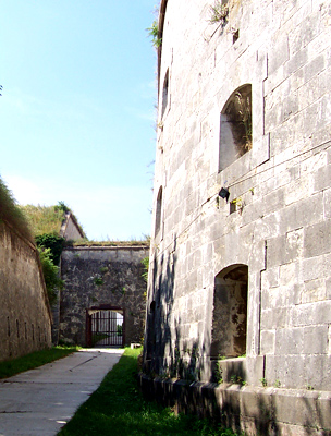 A Monostori-erőd fala