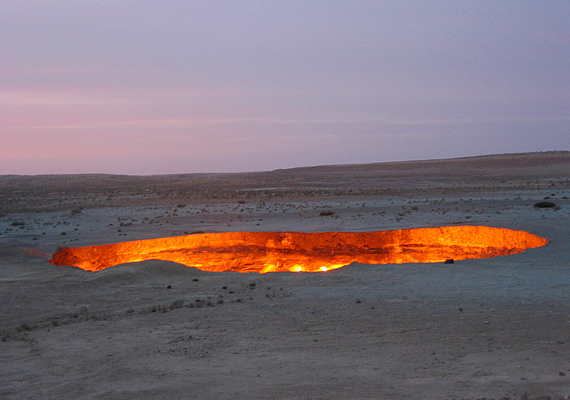 	A pokol kapujának is nevezett Darvaza-gázkráter, mely Türkmenisztán területén található, igazán félelmetes látványt nyújt, hiszen folyamatosan ég.