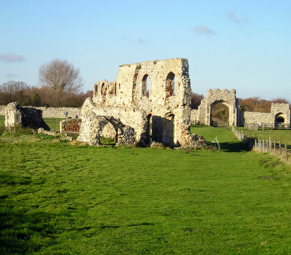 	A régi épületek közül ma már csak egy 13. századi kolostor, illetve az egyik kórház romjai látszanak.