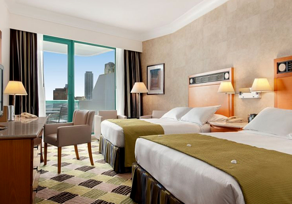 	Az ötcsillagos Hilton Dubai Jumeirah Hotel szintén az Egyesült Arab Emirátusok fényűzését idézi.