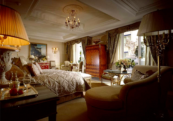 	A párizsi Four Seasons V. György Hotel nem csupán a luxus, de a romantika szerelmeseit is várja.